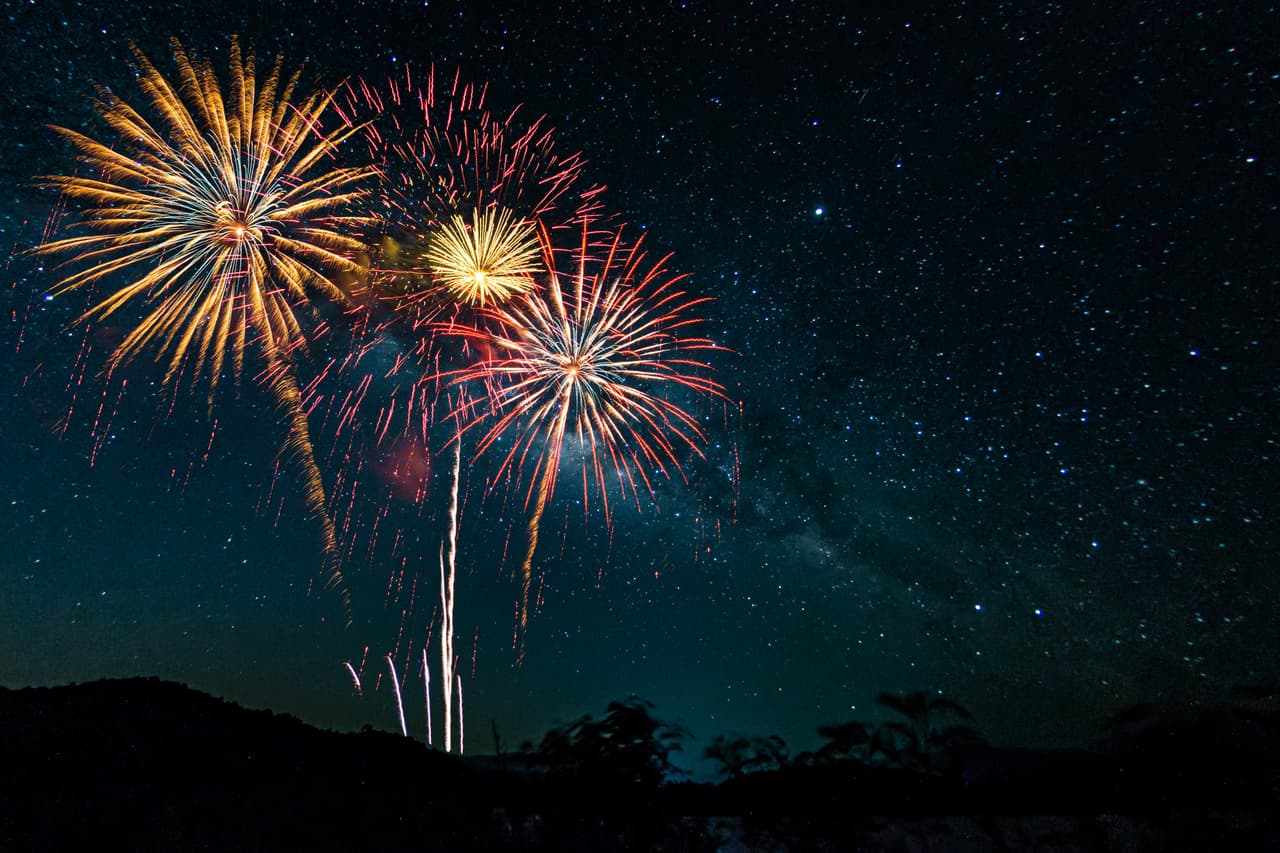<b>Goodyear, Star Spangled Fourth</b>
<br>Únete a la ciudad de Goodyear para celebrar el Día de la Independencia en el Goodyear Ballpark o en el Goodyear Recreation Campus el 4 de julio, donde habrá juegos, música en vivo y por supuesto, un espectáculo de fuegos artificiales que comenzarán a las 8:45 p.m. La entrada, las actividades y el estacionamiento son gratis.