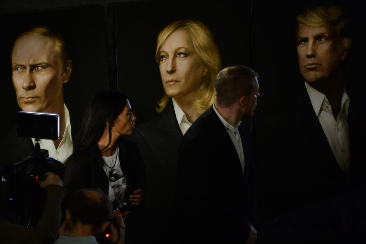 MOSCÚ, RUSIA.- 
<b>'Fiesta populista'</b>. Una pintura muestra a Vladimir Putin, a Donald Trump, y a la presidenta del partido de extrema derecha francés Frente Nacional (FN), Marine Le Pen, quien como candidata lidera varias encuestas de cara a la elección presidencial que habrá el próximo 23 de abril. 
<b>Hay quienes ven a este trío de políticos como una suerte de tormenta perfecta del populismo de derecha</b>.