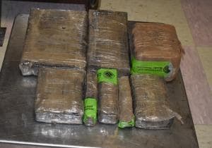 Cocaína incautada dentro de un automóvil que intentaba entrar a EEUU por un puente internacional.