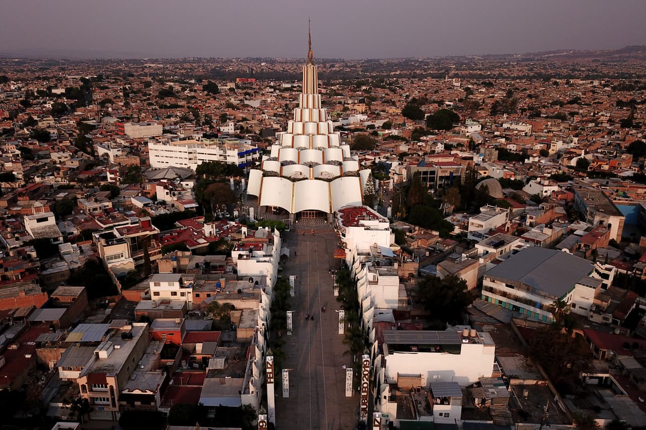 También 
<a href="https://www.univision.com/noticias/inmigracion/fue-atacado-tras-denunciar-al-exlider-de-la-luz-del-mundo-y-consiguio-asilo-en-eeuu-el-periplo-de-moises-padilla">Moisés Padilla</a>, un exfiel que denunció en 1997 los supuestos abusos sexuales cometidos por Samuel Joaquín, describió en una entrevista con un bloguero de California que llegó a recorrer los pasadizos bajo la sede de La Luz del Mundo. Padilla recuerda que vio armas colgadas de las paredes.