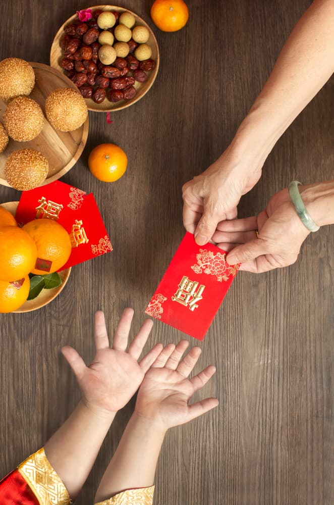 Una tradición importante en el año nuevo chino son los típicos sobrecitos rojos que se regalan con dinero. Aunque usualmente se hace para los más pequeños de la casa, también es costumbre hacerlo con los invitados a la fiesta, amigos o socios.