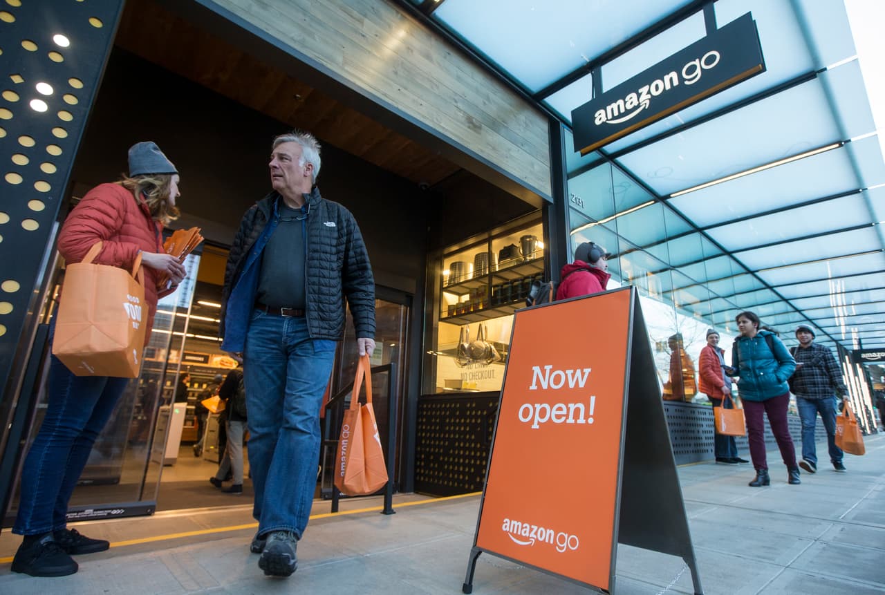 Así es la solitaria experiencia de comprar en el supermercado sin cajeros de Amazon