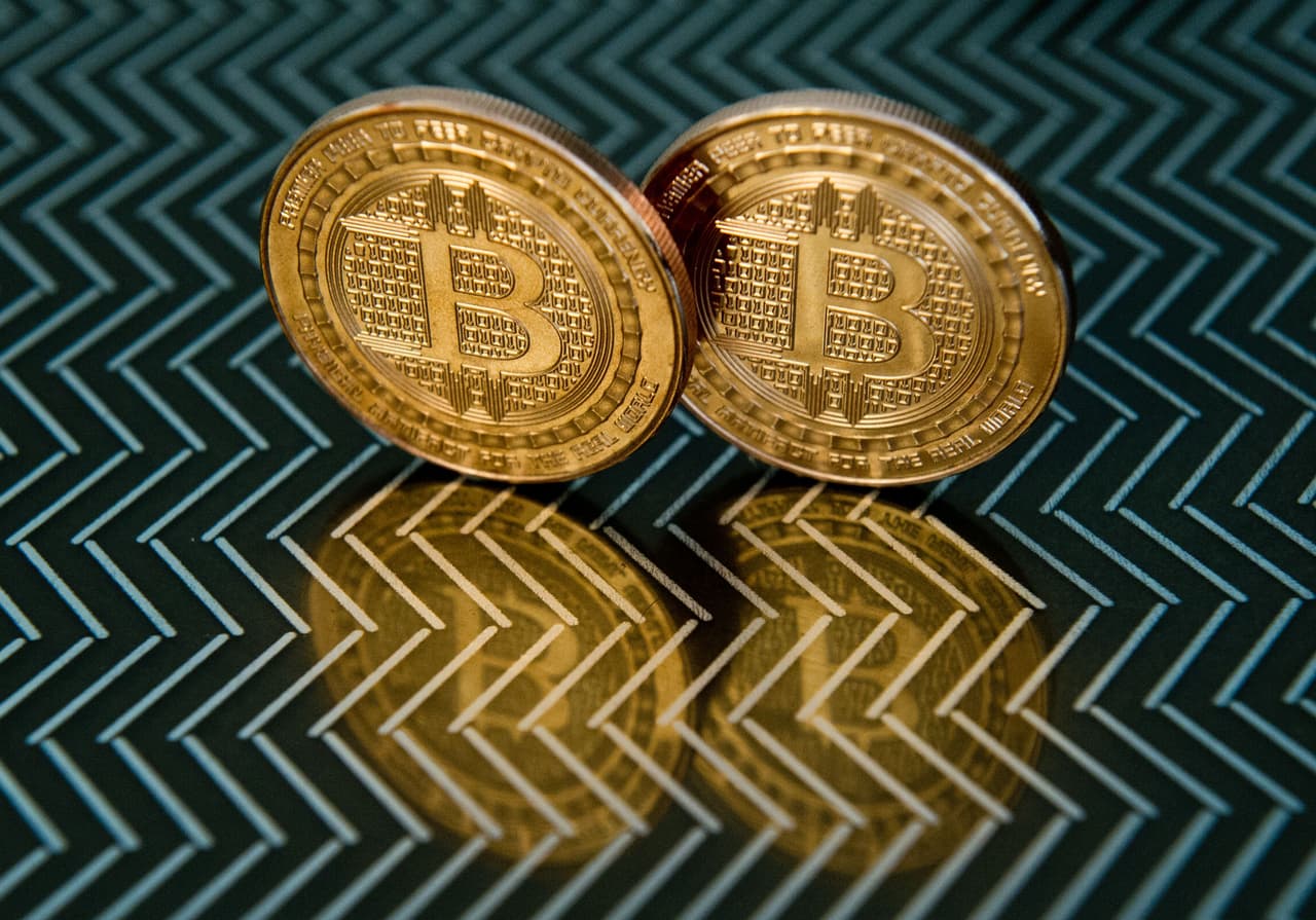 Los tuits ofrecían enviar $2,000 por cada $1,000 enviados a una cuenta anónima de Bitcoins. 
<br>