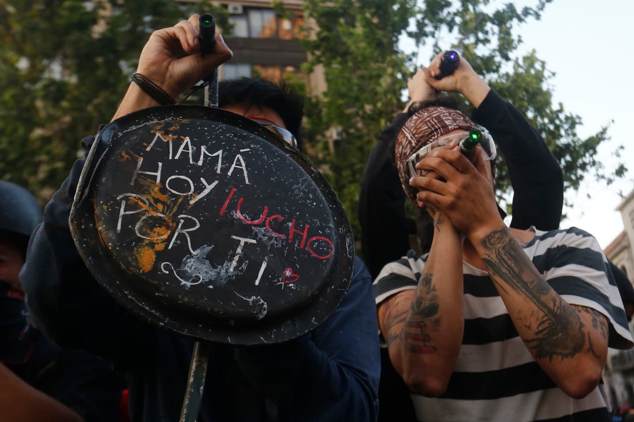 <b>"Mamá, hoy lucho por ti"</b>, se lee en esta pancarta improvisada pancarta en una de las manifestaciones en contra del gobierno del presidente Sebastián Piñera el 14 de noviembre del 2019. Esta protesta en específico tuvo como eje la conmemoración del quinto aniversario del asesinato de Camilo Catrillanca, nieto de un líder mapuche en la sureña región de la Araucanía.