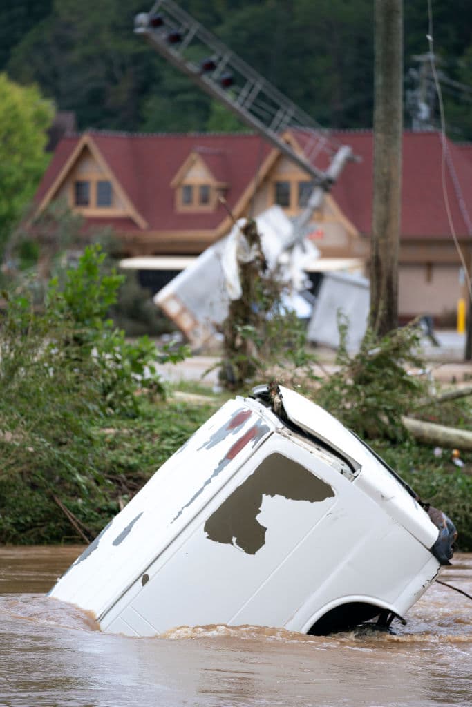 Dos días después del 
<b><a href="https://www.univision.com/local/north-carolina-wuvc/helene-carolina-del-norte-muertos-rescates-inundaciones-toque-de-queda" target="_blank">paso del huracán Helene</a></b> por la costa noreste de Estados Unidos, esta camioneta van flotaba en las inundadas calles de Biltmore Village, en Asheville, Carolina del Norte.