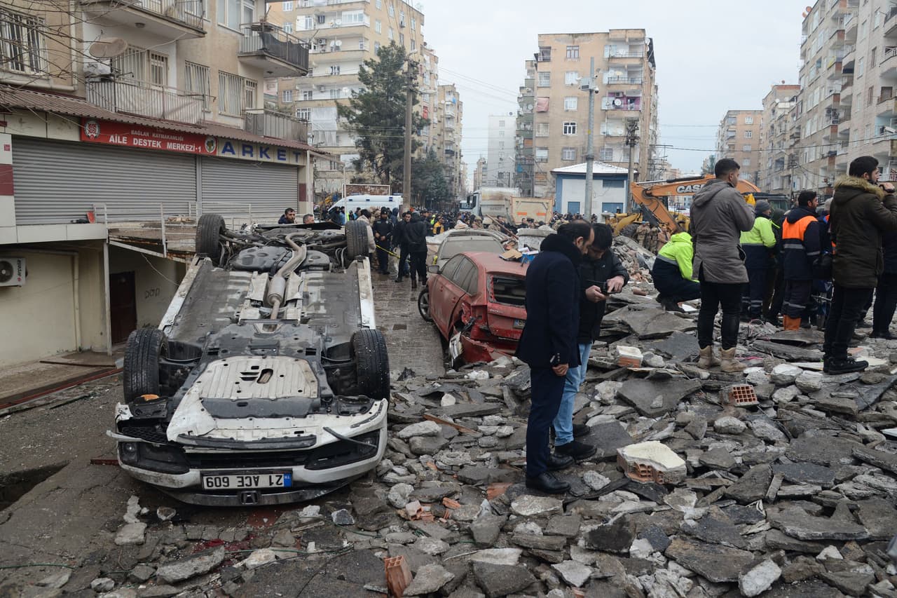 Gente intentando buscar a sobrevivientes del terremoto en Diyarbakir, Turquía.