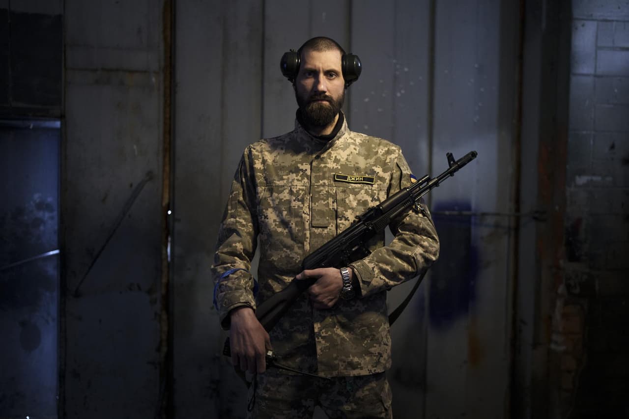 Sergiy Volosovets, de 30 años, es un actor convertido en comandante de las Fuerzas de Defensa Territorial que 
<b>dirige una unidad de 11 hombres y supervisa el entrenamiento militar de otros voluntarios en una base al noreste de la capital, Kiev. </b>"Nunca pensaron que tendrían un arma en sus manos, pero este deseo los trajo a todos aquí", afirma. 
<br>
<br>
<br>