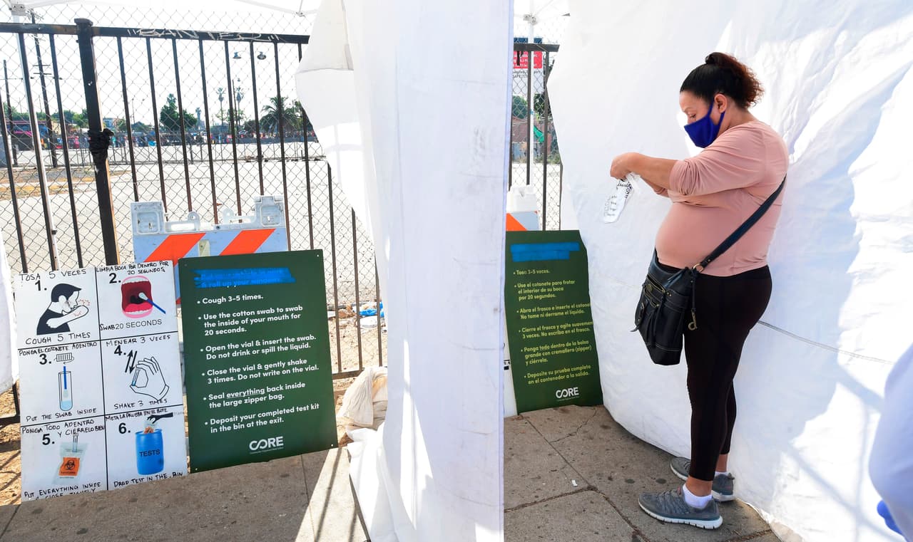 <b>¿Qué quieren decir los expertos con que las familias de indocumentados ahora si recibirán el cheque de estímulo económico?</b>
<br>
<br>En el primer pago del 
<a href="https://www.univision.com/local/los-angeles-kmex/cheque-de-estimulo-estimulo-economico-depositos-bancos-irs-california-fotos">estímulo económico</a> del coronavirus bajo la administración Trump si en una familia uno de los padres tenía un 
<a href="https://www.univision.com/local/los-angeles-kmex/tercer-estimulo-economico-indocumentados-presentan-impuestos-itin">ITIN</a>, la familia completa quedó excluida de recibir el beneficio. Ahora, esa misma familia, menos la persona con el ITIN si va a recibir el beneficio. Es decir, la mamá o el papá que tiene el 
<a href="https://www.univision.com/local/los-angeles-kmex/con-itin-o-seguro-social-lo-que-debes-saber-para-presentar-los-impuestos-en-california">seguro social</a> y los hijos si lo recibirán su pago de estímulo económico de $1,400 dólares cada uno.