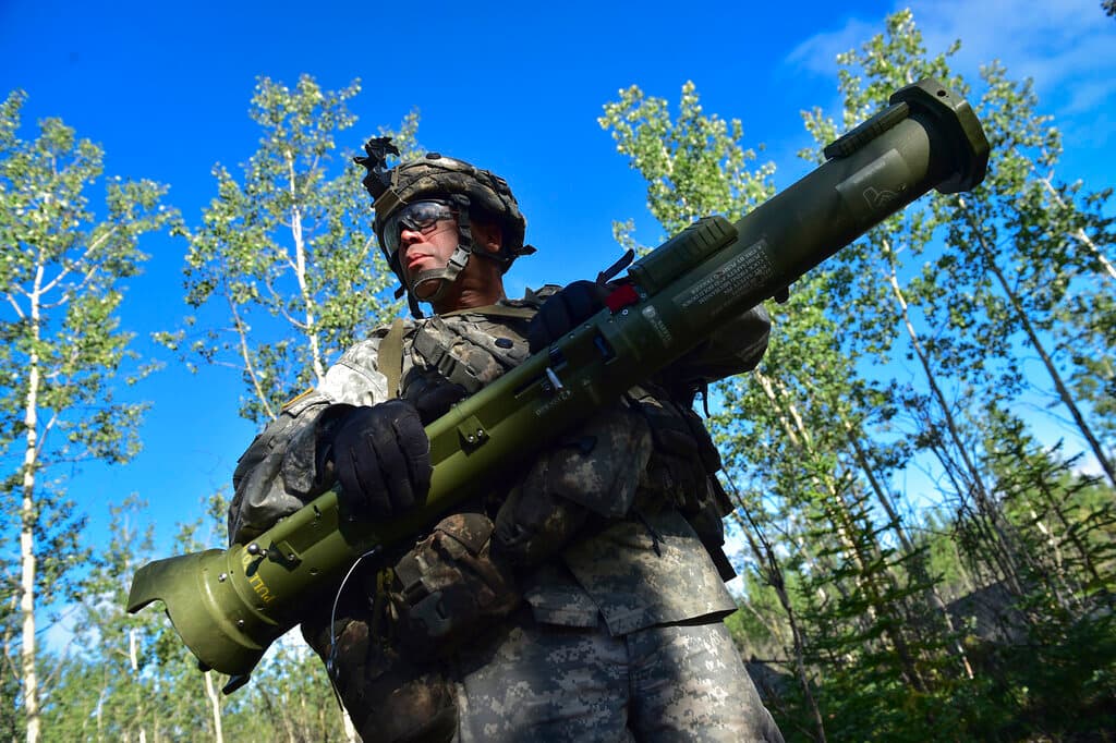 Un soldado del Ejército de Estados Unidos sostiene un arma antiblindaje AT-4 mientras escucha las órdenes de ocupar posiciones defensivas durante un simulacro de juegos de guerra en Alaska.