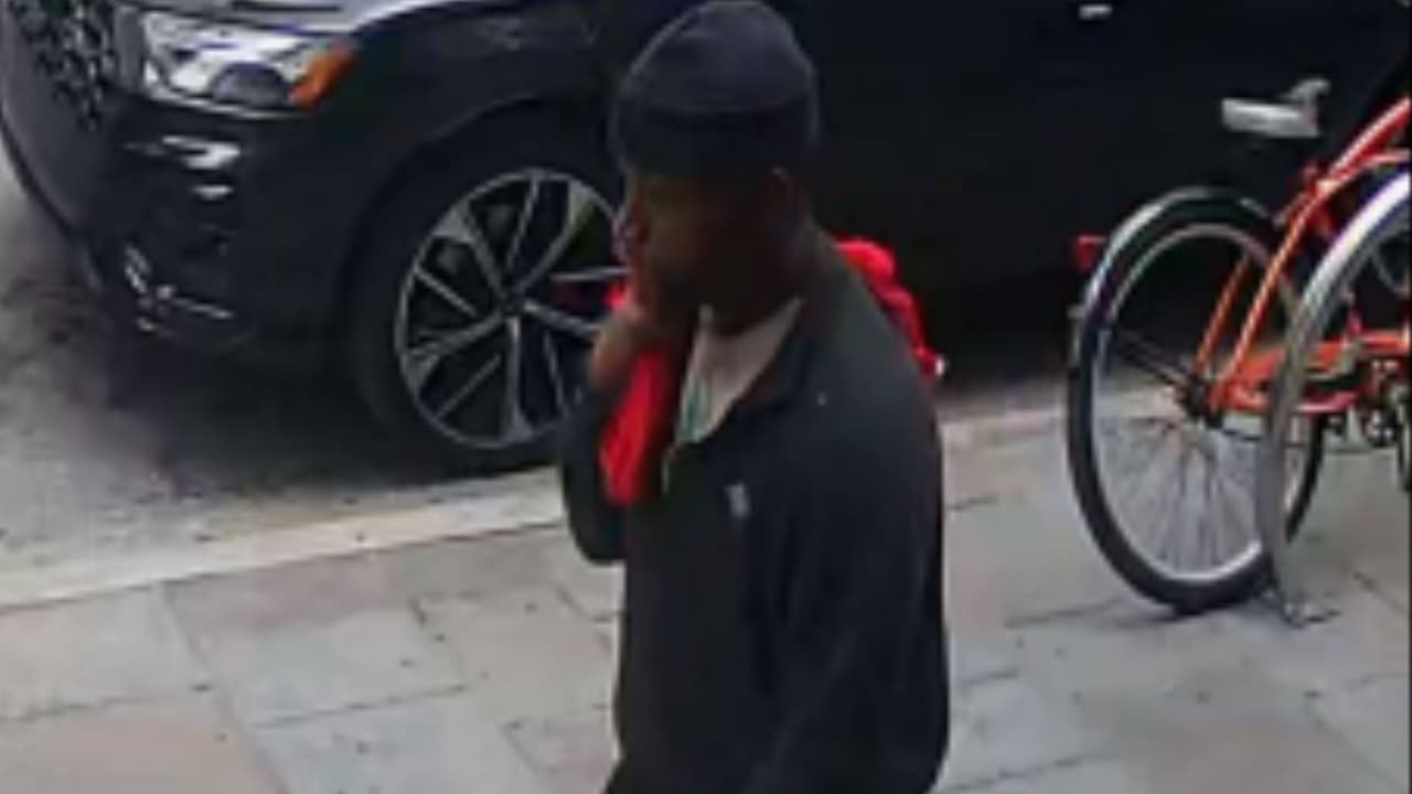 El Departamento de Policía de Dallas solicita la colaboración del público para identificar a 
<b>un hombre acusado de atacar aleatoriamente a una mujer en el centro de Dallas.</b> El sospechoso 
<b>fue capturado en un video de vigilancia divulgado por Downtown Dallas, Inc. </b>El incidente ocurrió el 12 de septiembre, alrededor de la 1 p.m., en 
<b>la cuadra <a href="https://maps.app.goo.gl/jAM4UQsSCyvCiS539" target="_blank">1300 de la calle Elm</a>. </b>La mujer estaba esperando en un semáforo cuando el sospechoso se acercó.