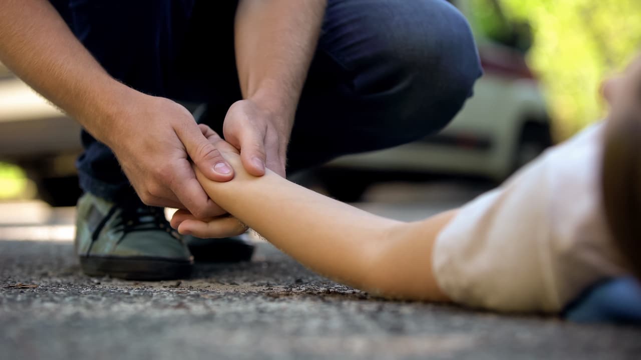 Madre muere y su hija resulta lesionada tras atropellamiento al pasear a su perro en San José