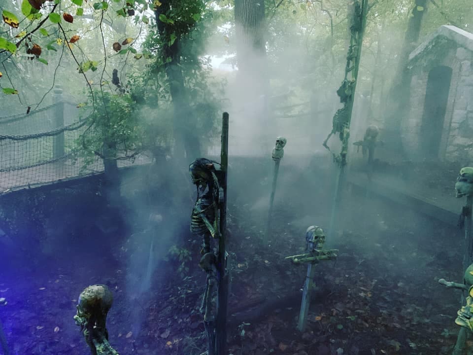 <b><a href="https://www.sleepyhollowhayride.com/">Sleepy Hollow Haunted Acres</a></b>. Esta experiencia embrujada se encuentra en una granja en funcionamiento en el condado de Bucks y presenta uno de los paseos en carruajes más largos de la zona. Después de un paseo de 1.25 millas por el bosque, atraviesa la "Casa en el Hueco" abandonada, avanza por el Campo del Miedo e intercambia historias en la seguridad del área de fogatas para familias.