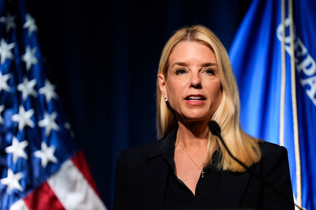 Caso Epstein: congresistas exigen testimonio de Bondi tras reportarse que le dijo a Trump que aparece en los archivos que el DOJ se niega a publicar