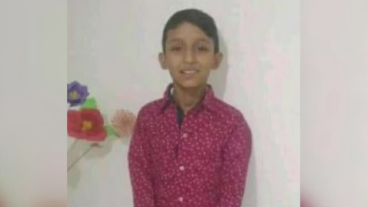 <b>Un niño es hallado muerto debajo de su cama, desnudo y con señales de abuso</b>
<br>
<br>El principal sospechoso del crimen es el padrastro del menor, de quien se cree que lo hizo en venganza a la madre del niño por haberle terminado.