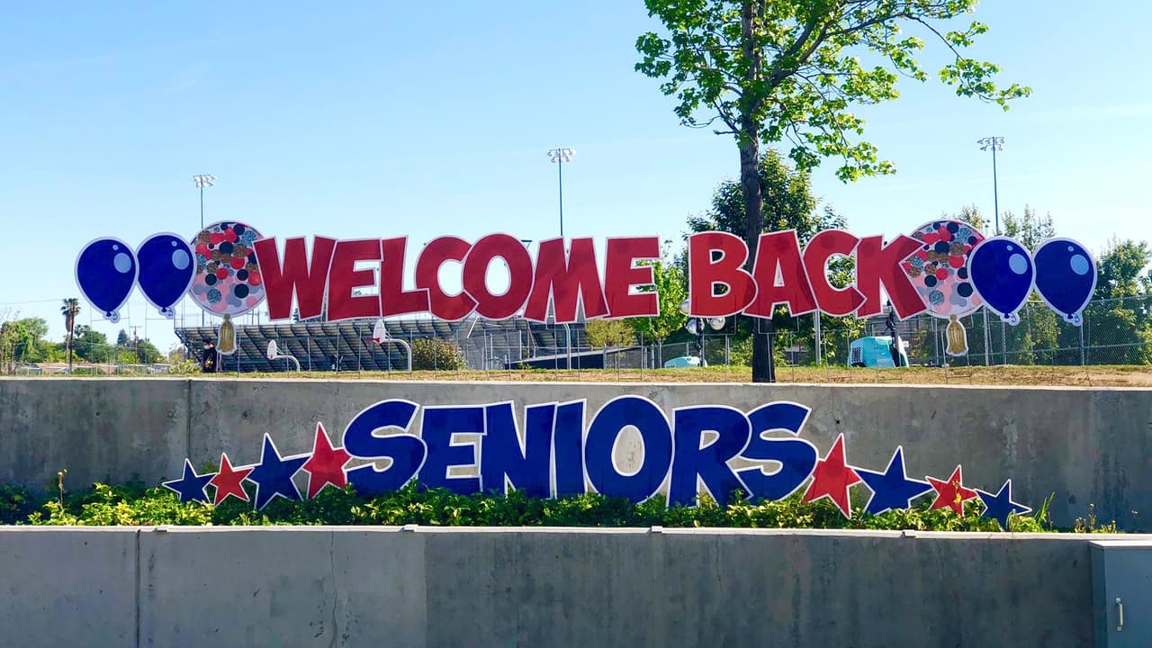 Regresan los estudiantes del último año a las escuelas secundarias del condado de Kern