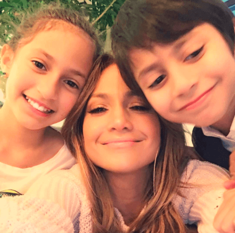 Temprano el domingo, Jennifer López lucía serena, plena, presumiendo a sus dos razones de vida, Max y Emme.