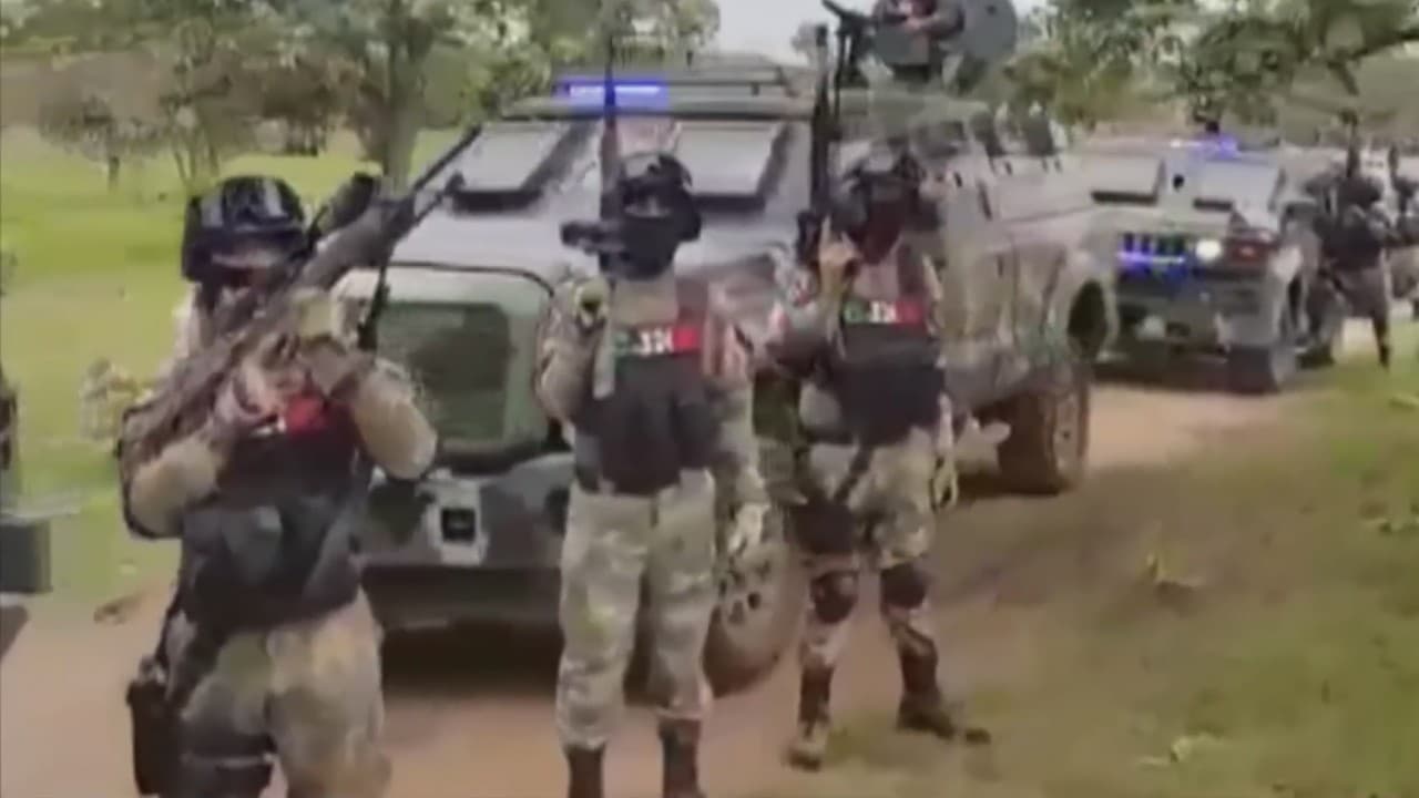Fusiles que derriban helicópteros y atraviesan autos blindados: las nuevas armas favoritas del narcotráfico
