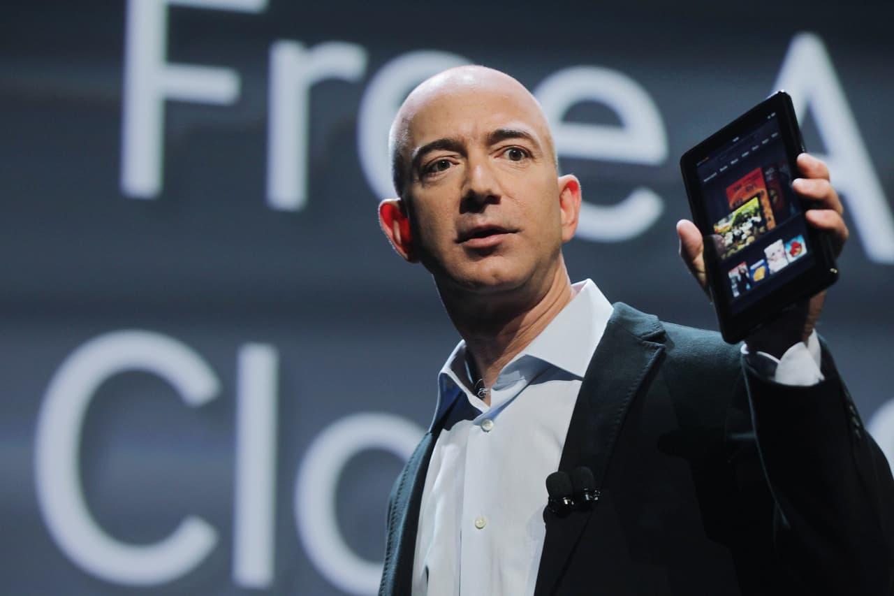 <b>Jeff Bezos, Amazon</b>.
<br>
<br>Es el fundador y CEO de Amazon, la tienda en línea más grande del mundo. Su negocio, que comenzó como un punto de venta de libros en internet, revolucionó el comercio minorista mundial en apenas dos décadas. El eficiente sistema de Amazon distribuye millones de productos diferentes, desde farmacéuticos y tecnológicos hasta víveres. Bezos es el hombre más rico de la historia, 
<a href="https://www.univision.com/noticias/dinero/en-fotos-las-15-personas-con-mas-dinero-en-el-mundo-segun-bloomberg-fotos"><u>vea aquí las 15 personas con más dinero en el mundo según Bloomberg.</u></a>
<br>