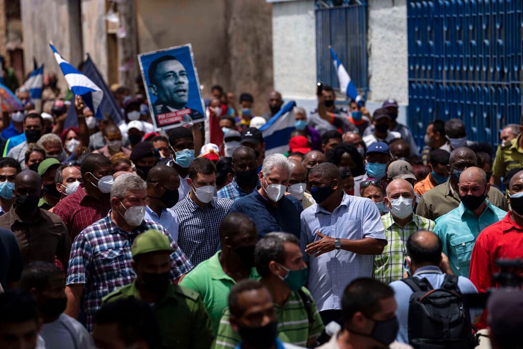 El mandatario de Cuba, 
<a href="https://www.univision.com/temas/miguel-diaz-canel">Miguel Díaz-Canel,</a> caminó junto a sus seguidores después de la protesta contra el gobierno en San Antonio de los Baños. Ahí ingresó a una vivienda de personas que lo interpelaron espontáneamente. “Como si los brotes de pandemia no hubieran existido en todo el mundo, la mafia cubanoamericana, pagando muy bien, en redes sociales a influencers y youtubers ha creado toda una campaña... y ha llamado a que se hagan manifestaciones en todo el país”, declaró el gobernante.