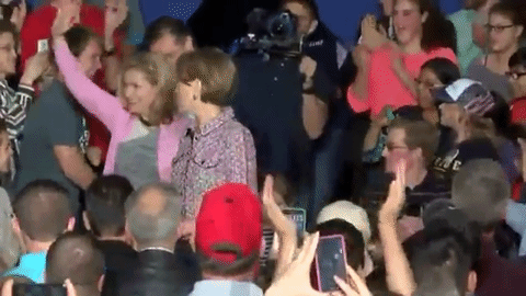 <b>Fiorina cae dos veces - </b>En un mitín en Indiana en mayo, cuando Carly Fiorina actuaba como fórmula presidencial de Ted Cruz, 
<b><a href="http://www.univision.com/noticias/primarias-indiana/carly-fiorina-cae-del-escenario-en-indiana-video" target="_blank">la excandidata se cayó del escenario después de presentarlo ante el público</a></b>. Cruz la ignoró por completo y siguió saludando a sus seguidores. Fiorina había dejado la competencia pocos días antes.