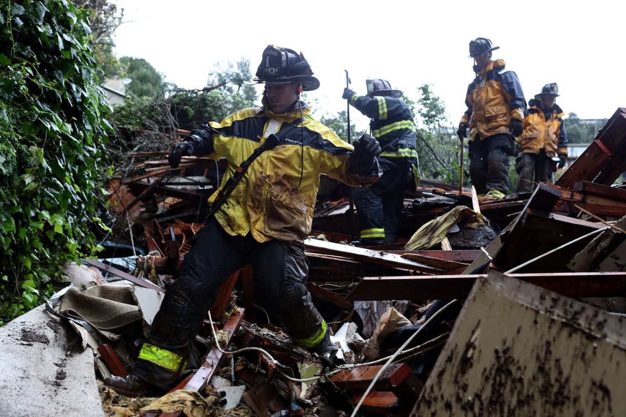 Rescatistas trabajan en una casa que fue barrida por un alud 14 de febrero de 2019 en Sausalito, California. El estado fue golpeado esta semana con un potente río atmosférico y las autoridades calculan que ocurrirán más aludes e inundaciones.