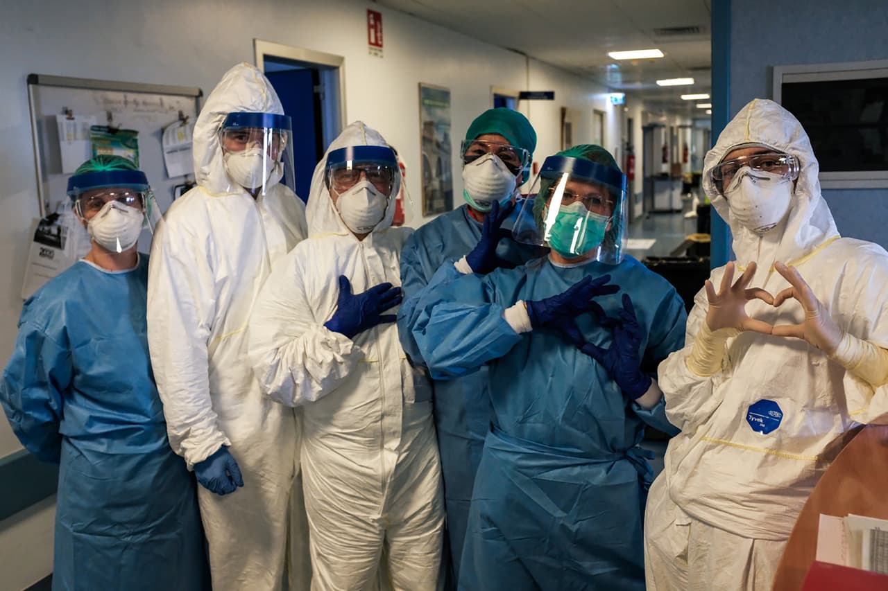 Miranda junto a sus colegas, listos para comenzar el turno de la noche del 13 de marzo. “El hospital de Cremona está listo para enfrentar otra noche en la batalla. ¡Vamos chicos!”, escribió el enfermero junto a esta imagen.