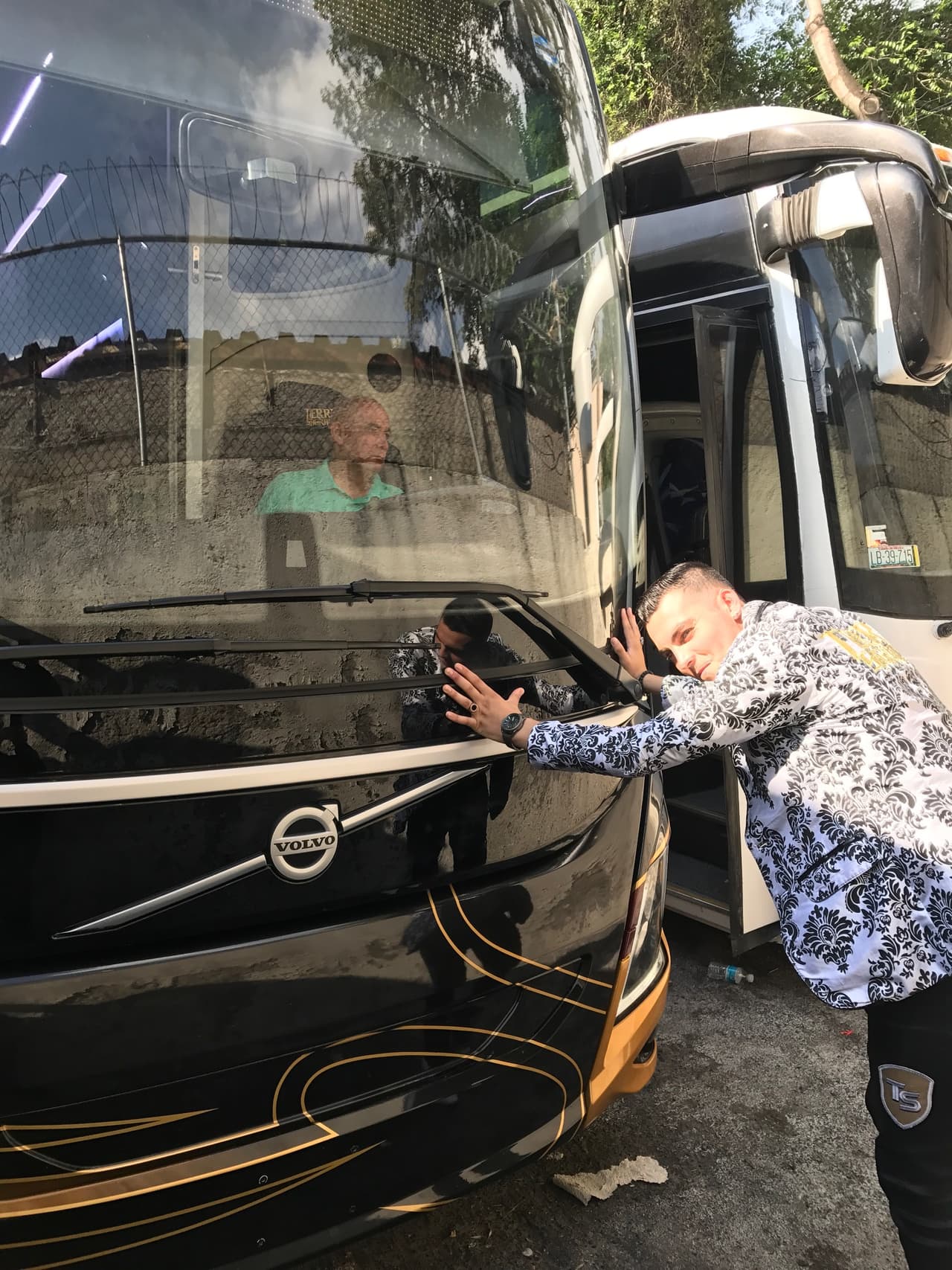 Ya para finalizar, César Navarro le da un empujoncito a la nueva adquisición de la banda, esperando que esto nunca les pase por las carreteras del país.