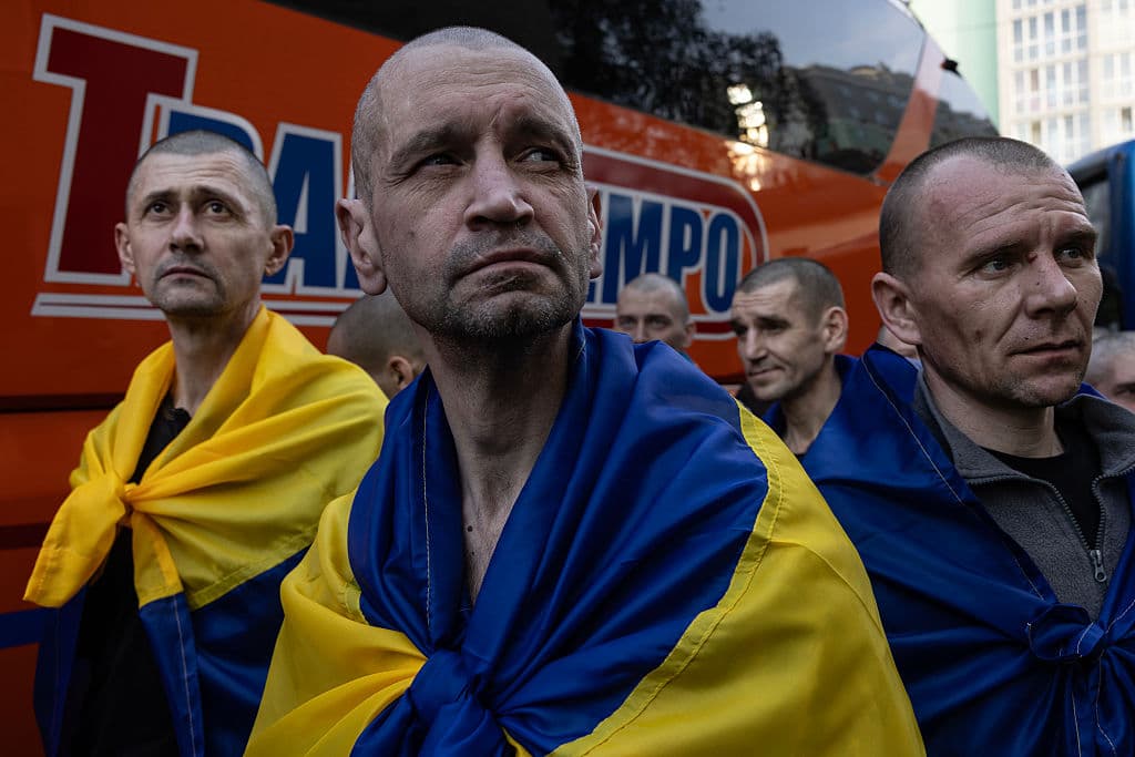 Prisioneros de guerra ucranianos descienden de un autobús para regresar a casa tras pasar meses en una prisión rusa, el 23 de mayo de 2025 en Chernihiv, Ucrania.