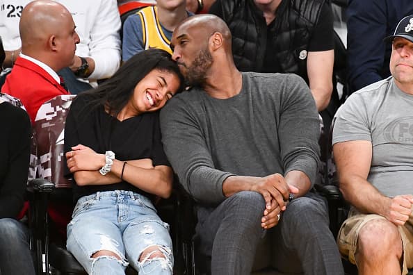 Kobe Bryant besa a su hija Gianna Bryant en el partido de la NBA entre 
<a href="https://www.univision.com/temas/los-angeles-lakers">Los Angeles Lakers</a> y 
<a href="https://www.univision.com/temas/atlanta-hawks">Atlanta Hawks</a> en noviembre de 2019.