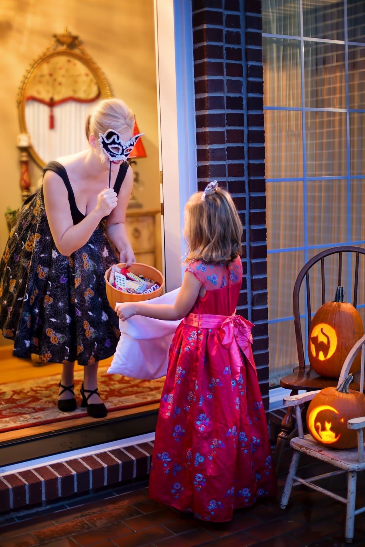 <b>Algunas actividades que se recomiendan para Halloween y que son de bajo riesgo:</b>
<br>
<br>• Tallar calabazas con miembros de su hogar
<br>• Decorar el hogar
<br>• Organizar una reunión virtual de Halloween con un concurso de disfraces o un espectáculo de tallado de calabazas