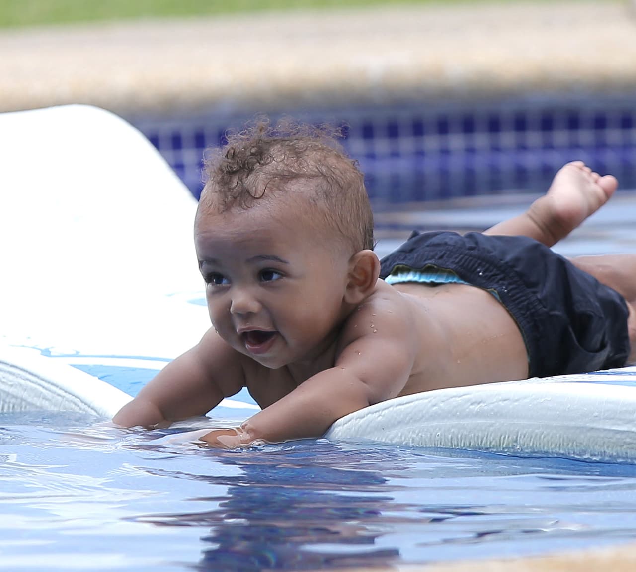 También Kim lo metió a la piscina, aunque sin flotadores.