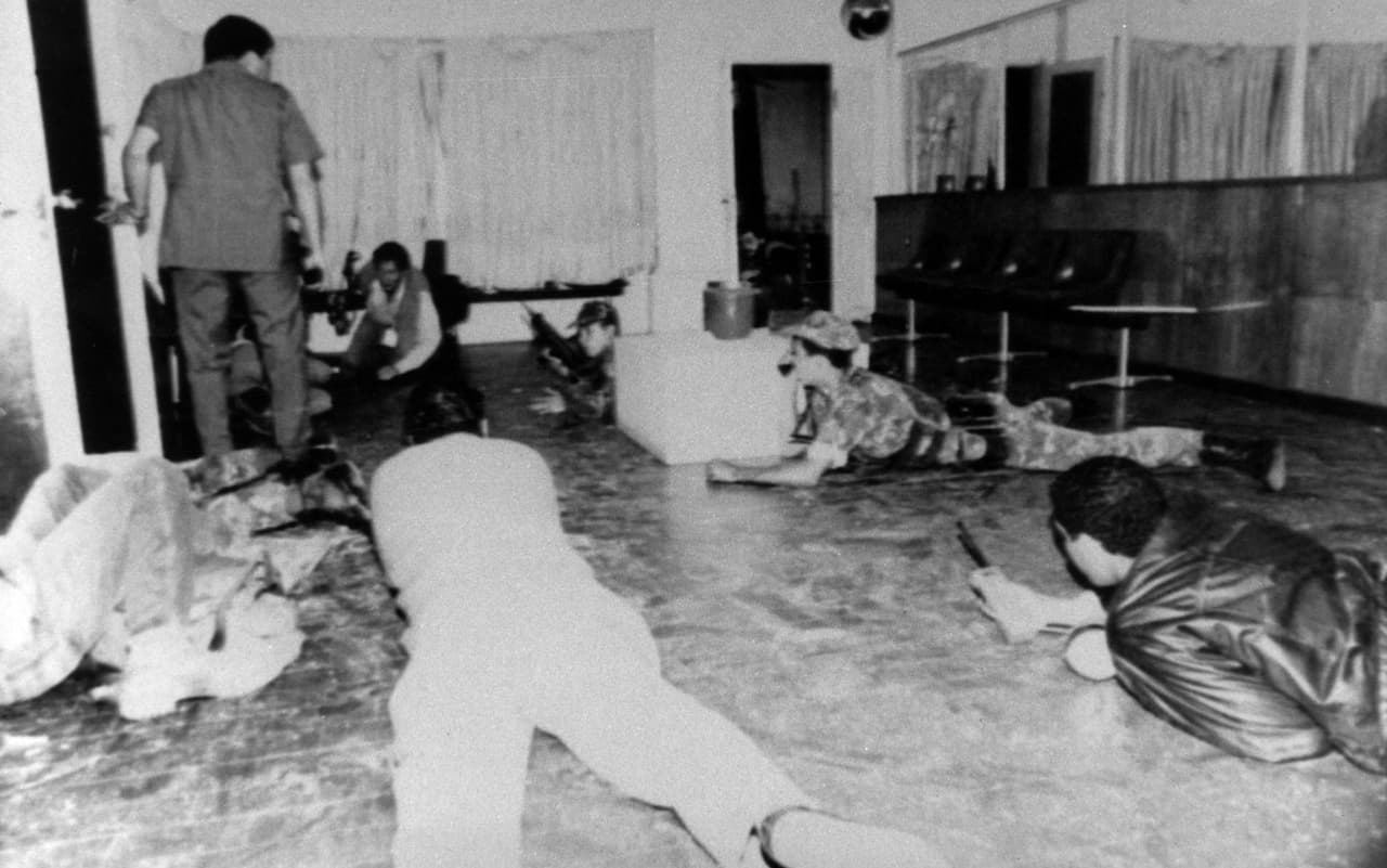 <b>Golpe de Estado.</b> El 4 de febrero de 1992, comandantes militares de las ciudades de Maracaibo, Valencia, Maracay y Caracas, pertenecientes al MVR-200, ejecutaron una sublevación militar que intentó capturar al Presidente de la República, Carlos Andrés Pérez, y tomar el poder político por la fuerza. Las ciudades del interior del país fueron tomadas militarmente por los golpistas, pero el alzamiento de Caracas, liderado por Hugo Chávez, fracasó. La fotografía fue tomada en el Palacio de Miraflores, sede del Poder Ejecutivo venezolano durante el ataque de los uniformados golpistas.