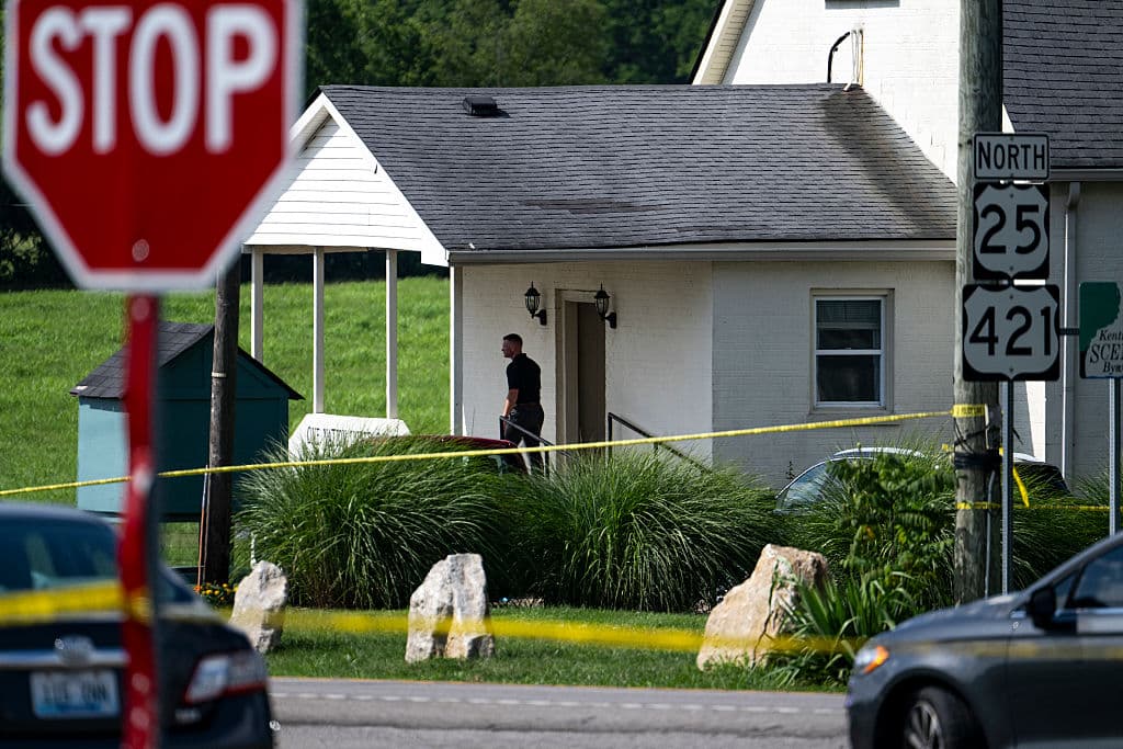 Hombre balea a un policía en una parada de tráfico y luego mata a dos mujeres en una iglesia en Kentucky