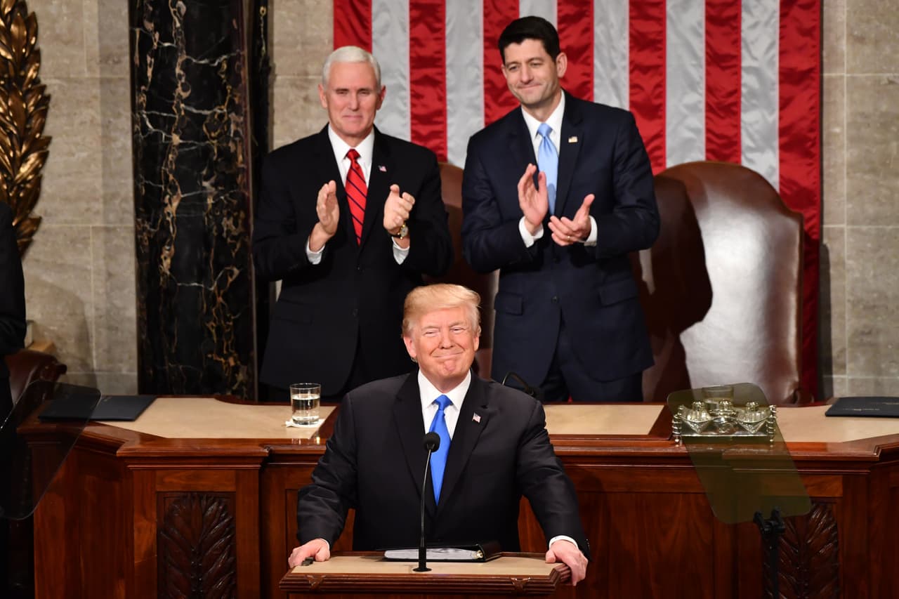 Donald Trump es recibido con aplausos antes de comenzar su discurso.