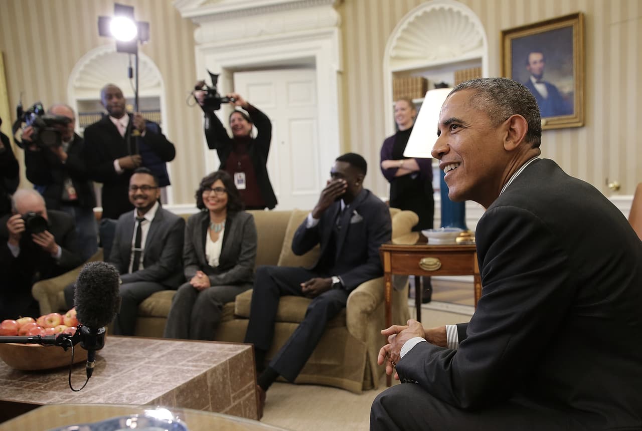 <b>El presidente Barack Obama recibe en la Casa Blanca a un grupo de ‘dreamers’, beneficiarios de DACA (4 de febrero de 2015).</b> El Programa de Acción Diferida para los Llegados en la Infancia (DACA), que protege de la deportación a unos 700,000 jóvenes que entraron siendo niños a Estados Unidos, fue anunciado en junio de 2012. 
<a href="https://www.univision.com/noticias/inmigracion/a-siete-anos-de-daca-los-dreamers-siguen-esperando-que-el-congreso-les-abra-la-puerta-de-la-green-card"><u>Aunque sacó de las sombras y dió oportunidades de trabajo a estos migrantes, todavía no tienen garantía de obtener una residencia formal o la ciudadanía</u></a>. El gobierno Trump ha intentado suspender el programa y 
<a href="https://www.univision.com/noticias/inmigracion/la-corte-suprema-de-justicia-mantiene-vivo-daca"><u>se mantiene vivo gracias al fallo de varios tribunales, incluida la Corte Suprema</u></a>.