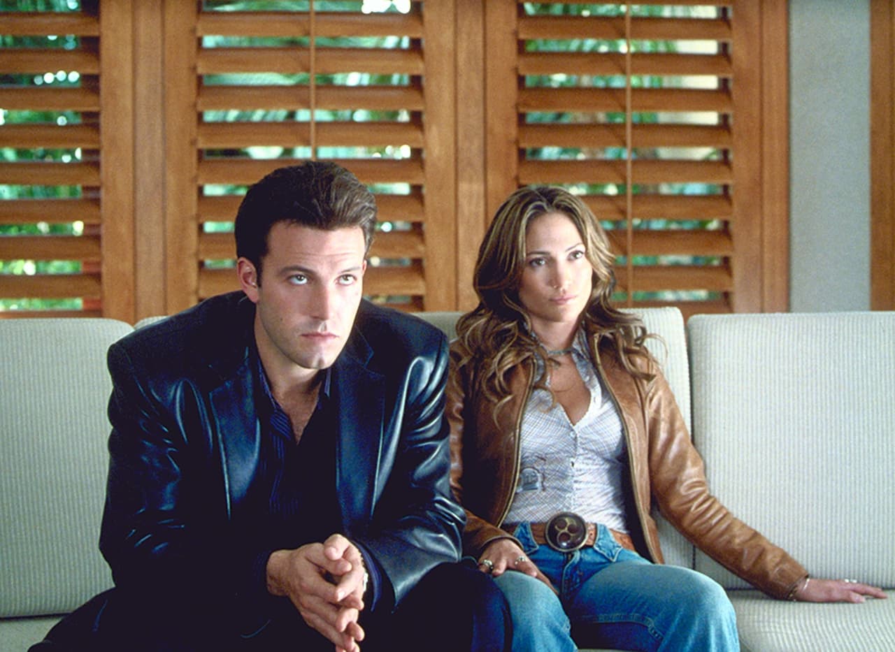 En 2003 apareció junto con su hoy esposa Jennifer Lopez en la cinta ‘Gigli’, una comedia donde interpreta a un asesino de bajo perfil que busca de dar el gran golpe de su vida, pero es vigilado por una sensual y eficiente matona. Por su actuación, Affleck ganó un Razzie y, junto con JLo, recibió el reconocimiento de Peor Pareja en Pantalla.