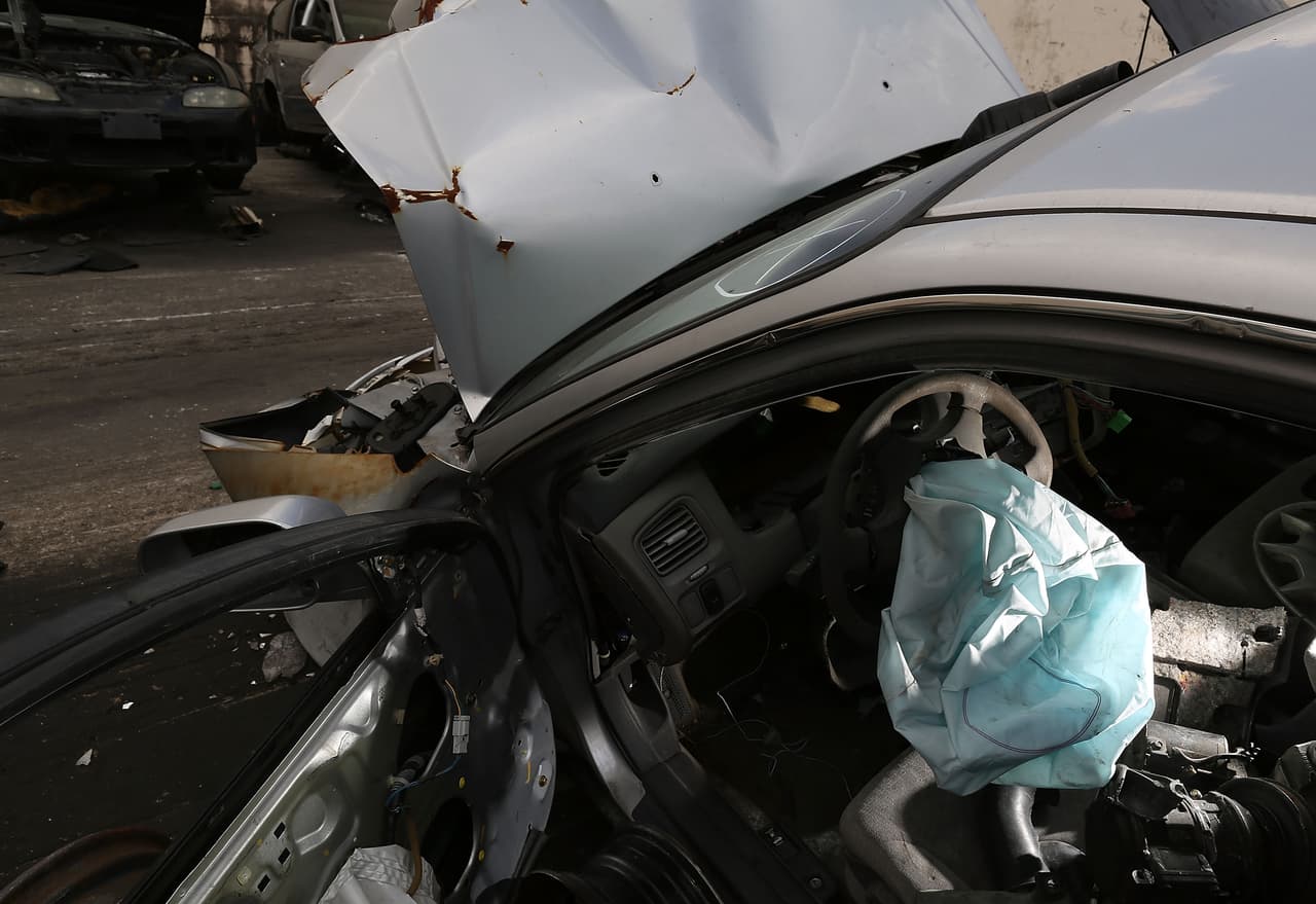 Según la investigación, en la que también estuvo involucrada la Administración Nacional de Seguridad Vial en Estados Unidos (NHTSA por sus siglas en inglés), el conductor murió debido a las lesiones que le provocaron fragmentos metálicos que se desprendieron a gran velocidad tras desplegarse la bolsa de aire.