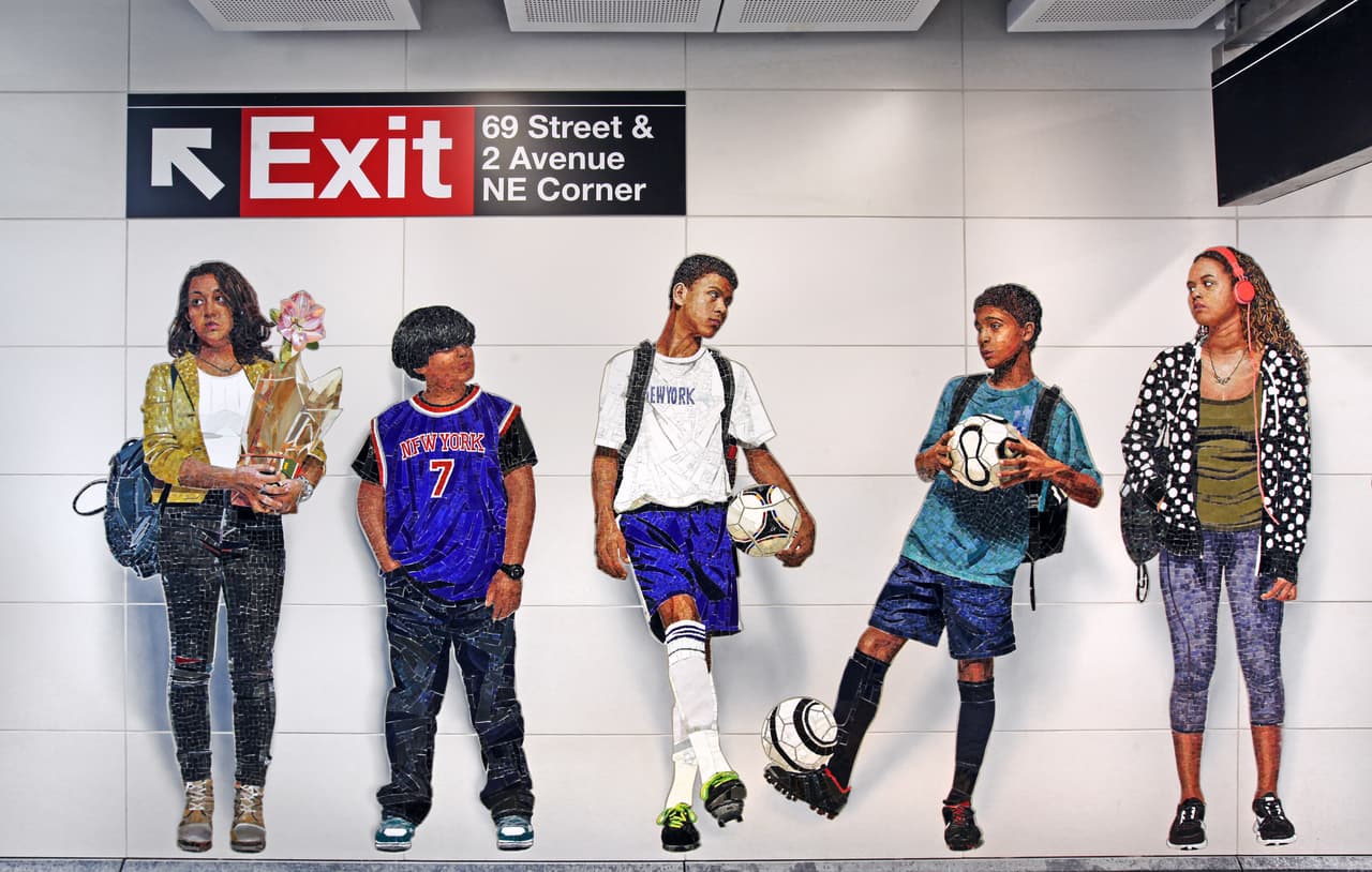 “Perfect Strangers”, de Vik Muniz, basada en fotos reales, rinde tributo a todas las personas con que uno podría toparse en el metro de Nueva York, incluyendo un aturdido hombre de negocios, chicos de la escuela con rostros aburridos y un felino peludo.