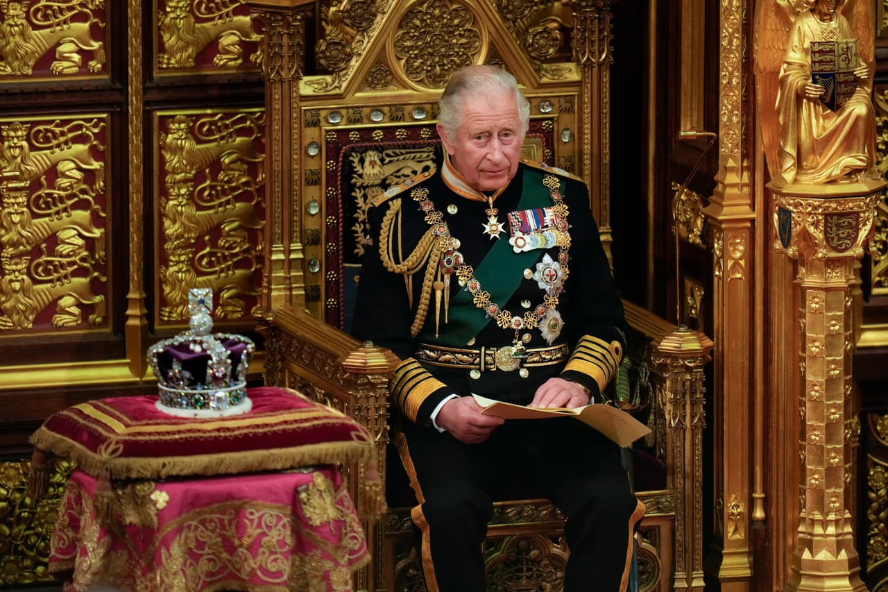 <h2 class="cms-H2-H2">14. Coronación del rey Carlos III</h2>
<br>
<br>El 
<a href="https://www.univision.com/noticias/mundo/fotos-del-principe-de-gales-al-rey-carlos-lll-fotos">rey Carlos III</a>, que asumió la jefatura de Estado del Reino Unido tras la muerte de su madre, la reina Isabel II, el pasado 8 de septiembre de 2022, será coronado en la abadía de Westminster el próximo 6 de mayo de 2023. Será la primera vez que se celebre una ceremonia de este tipo en más de siete décadas y, como la de su madre, será televisada. La reina consorte, Camilla, será también coronada en una ceremonia más pequeña.