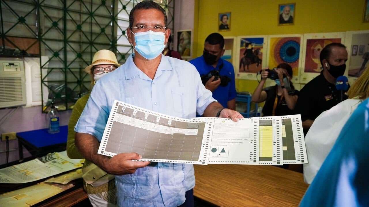 El 
<b>candidato a la gobernación de Puerto Rico </b>del 
<a href="https://www.univision.com/temas/partido-nuevo-progresista-pnp">Partido Nuevo Progresista (PNP)</a>, 
<b>Pedro Pierluisi</b>, votó hoy en la escuela Labra de Santurce, y adelantó que va a tener una ventaja “holgada” en los comicios.