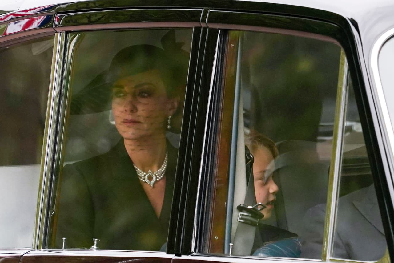 <h3 class="cms-H3-H3">El sentido mensaje en el collar de Kate </h3>
<br>
<br>Kate, de luto riguroso, llevó un sombrero de ala ancha negro con un velo de red que cubría parcialmente su rostro. 
<b>Pero en la gargantilla que llevaba puesta llevaba un sentido homenaje a la reina fallecida. </b>
<br>
<br>Esta es la historia: la gargantilla, de cuatro líneas de perlas y con remate en diamantes, pertenecía a la reina Isabel II. 
<b>El collar fue un regalo de Japón en los años 70</b> y la monarca la usó en numerosas ocasiones. Isabel le prestó a 
<b>Lady Di, fallecida madre del príncipe William,</b> 
<b>la gargantilla cuando ella era princesa de Gales, y también la usó numerosas veces en público. </b>
<br>
<br>Medios especializados en realeza destacan que Kate recibió en préstamo la gargantilla por parte de la reina. Kate la usó en el funeral de Felipe, en 2021, y en la celebración del 70 aniversario del casamiento de Isabel II y Felipe, en 2017. 
<b>La reina Isabel, la princesa Diana, y ahora la princesa Kate:</b> la gargantilla tiene un largo y sentido historial. Haciendo juego, Kate también usó los aretes de perlas que pertenecieron a la reina.
<br>
<br>
<br>
<br>
<br>