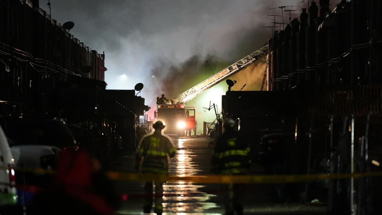 No solo hubo autos afectados, también viviendas incendiadas por el impacto.