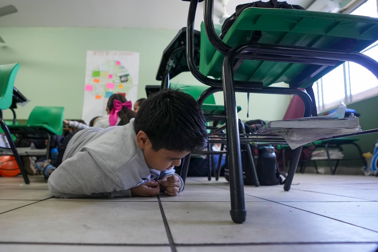 Por ello, maestros y padres de familia han acordado mostrarle a los niños qué deben hacer en caso de tiroteo: tirarse al piso y permanecer allí, quietos, mientras pasa la violencia.
