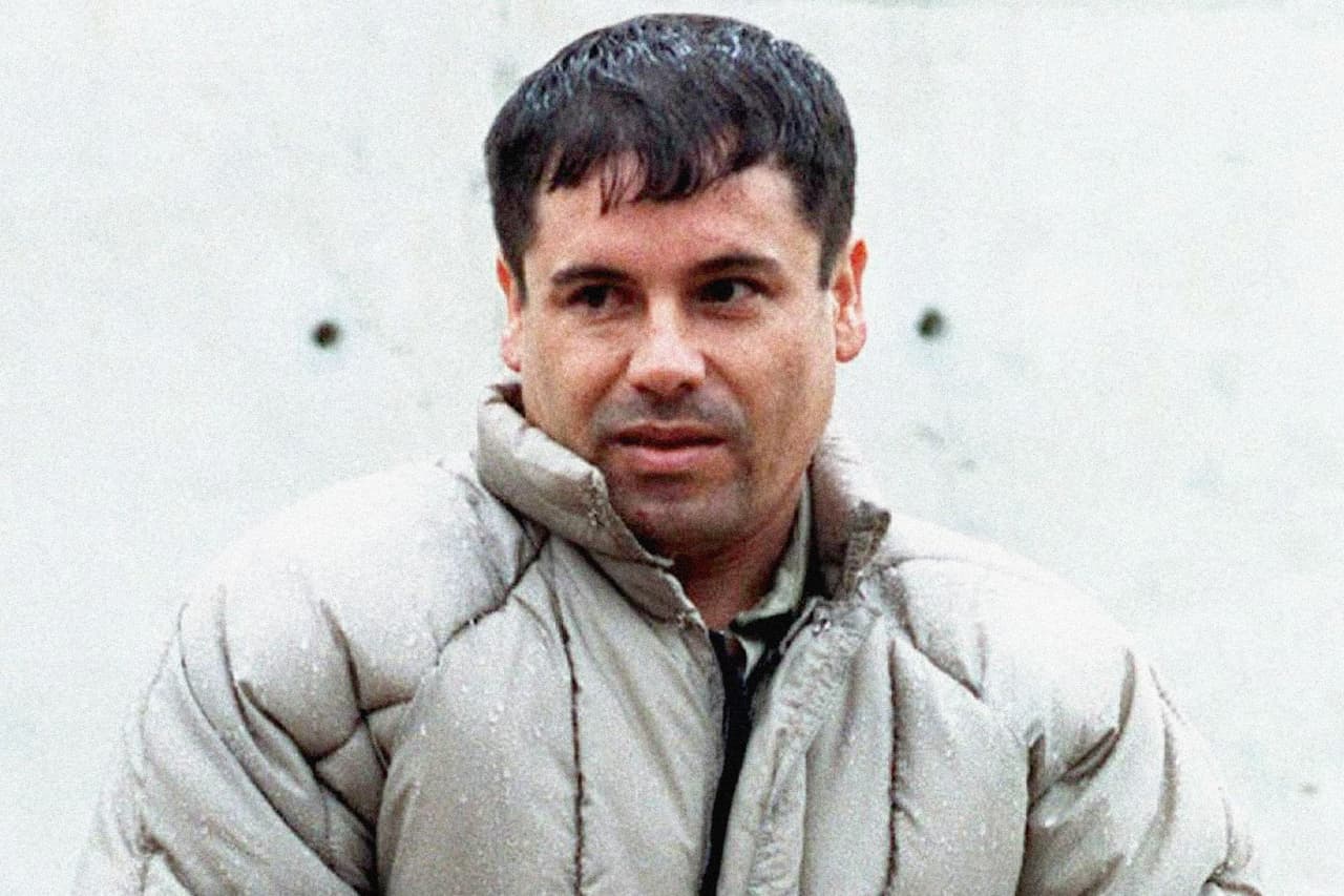 <b> ‘<a href="https://www.univision.com/temas/el-chapo">El Chapo Guzmán</a>’ y el Cartel de Sinaloa. </b>La caída del cartel de Medellín y de la ruta del caribe impulsó el tráfico a través de la frontera entre Estados Unidos y México. A finales de la década de 1990, los traficantes mexicanos dominaban la distribución de las viejas drogas y también de la nueva metanfetamina. 
<br>
<br>La ‘Federación de Sinaloa’, que dirigía Joaquín Guzmán Loera (en la fotografía de 1993 antes de su primer escape) es quizás el cartel más grande y conocido. Según las autoridades estadounidenses este grupo importó y distribuyó casi 200 toneladas de cocaína y grandes cantidades de heroína entre 1990 y 2008. 
<a href="https://www.univision.com/noticias/narcotrafico/el-chapo-y-el-cartel-de-sinaloa-en-cinco-graficos"><u>Vea aquí los detalles de ‘El Chapo’ y el Cartel de Sinaloa en cinco gráficos</u></a>