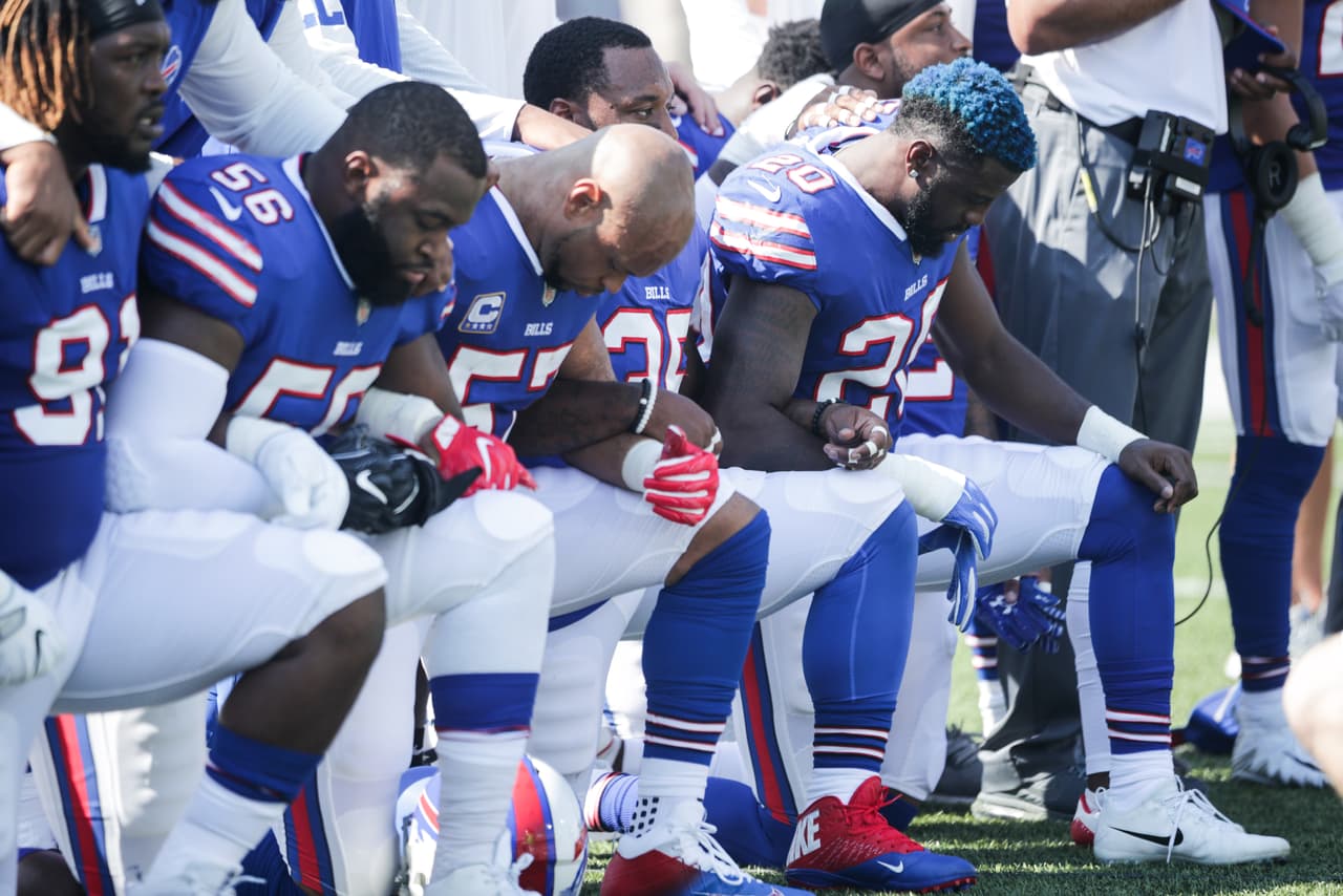 Los jugadores de los Buffalo Bills se arrodillaron como manera de unión en el juego ante los Denver Broncos en el New Era Field.