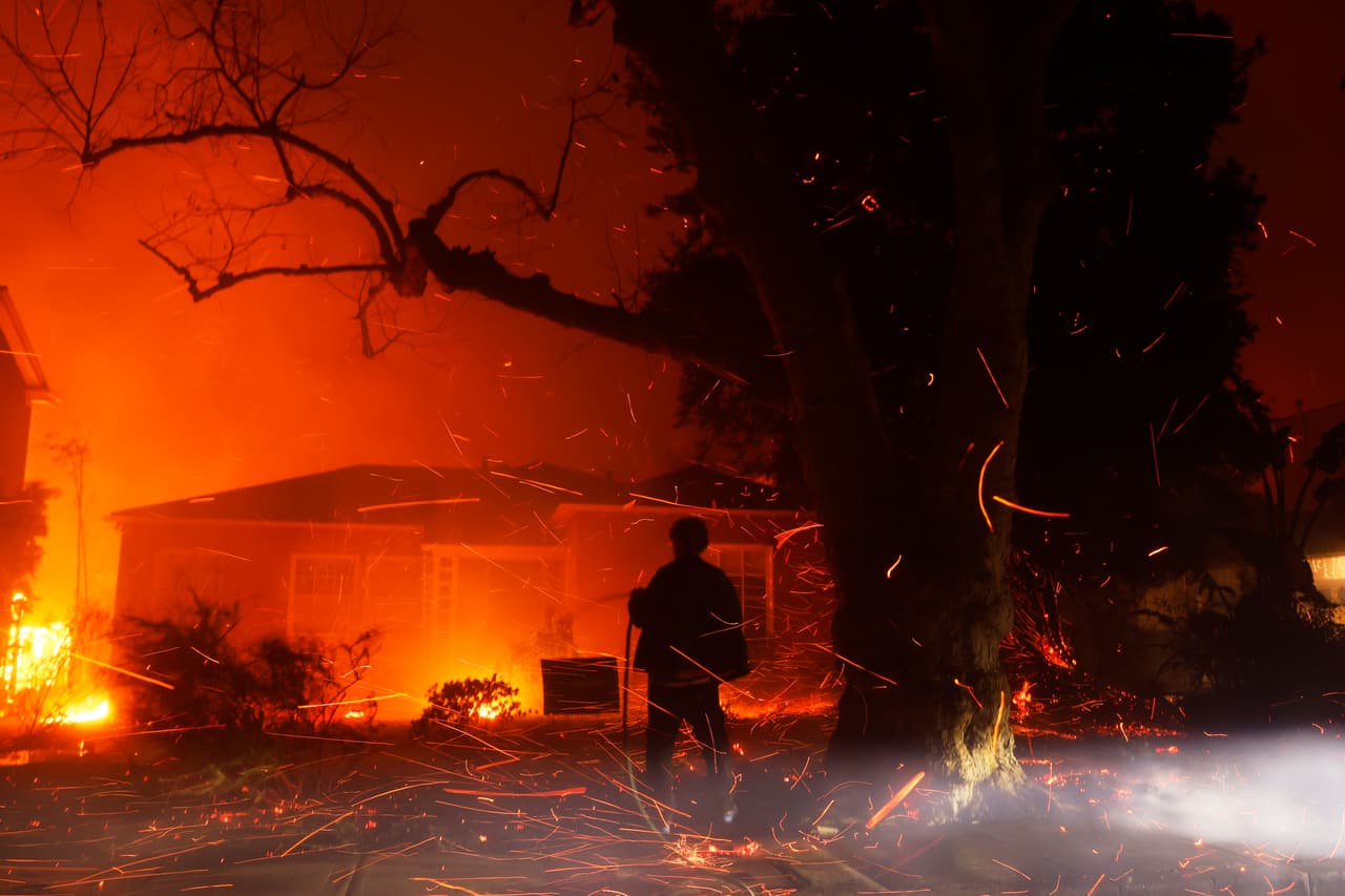 Inicio del incendio: El 
<a href="https://www.univision.com/local/los-angeles-kmex/alerta-roja-los-angeles-incendio-pacific-palisades-arrasa-200-acres">Palisades Fire</a> comenzó el martes por la mañana cerca de Pacific Palisades y rápidamente se extendió, consumiendo 
<b>3,000 acres para la tarde.</b>