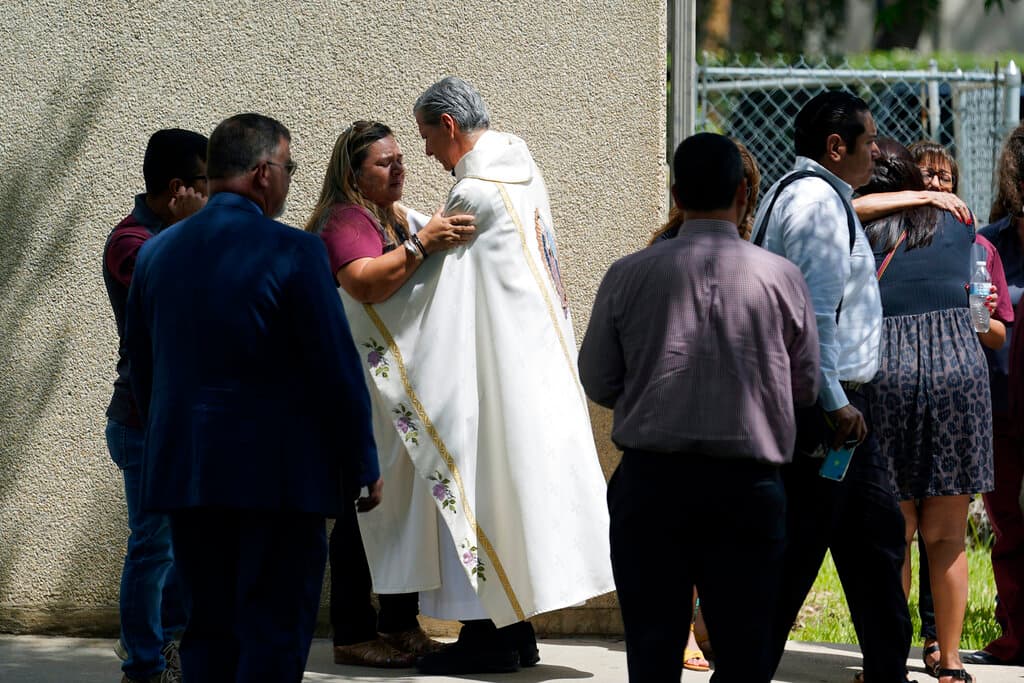 Cubiertos de flores, los ataúdes fueron ingresados frente a un grupo de policías uniformados y sacerdotes.