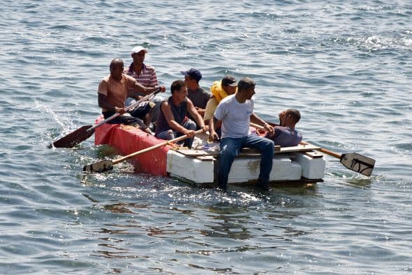 En la categoría anterior también se incluyen cubanos y haitianos que han entrado a los EE.UU., aquellos con Salida Forzada Diferida (Deferred Enforced Departure, en inglés) y las personas bajo Acción Diferida.