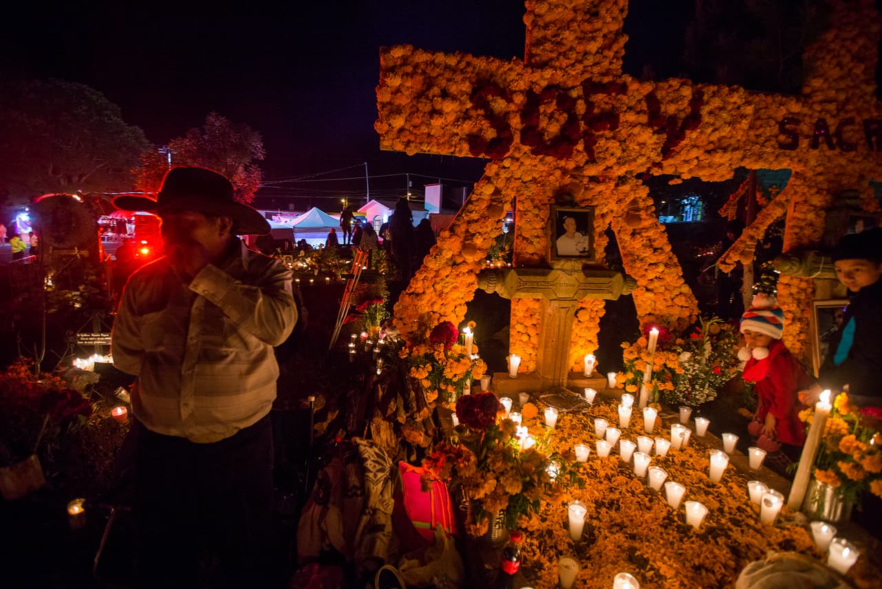 Cuando los conquistadores españoles llegaron a América en el siglo XV, se aterraron al conocer todas las prácticas paganas de los indígenas, y en un intento de convertir a los nativos americanos al catolicismo movieron el festival de sus muertos hacia el inicio de noviembre para que coincidiesen con las festividades católicas del Día de todos los Santos.