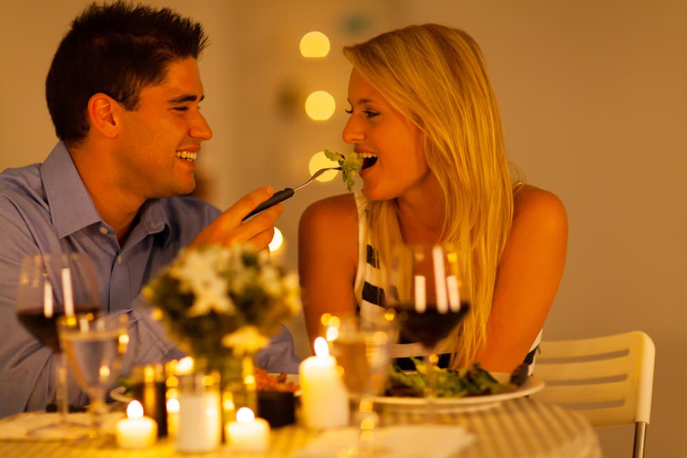 A los 
<b>TAURO</b> les encanta la tranquilidad de su hogar, rodeados de sus seres queridos, así que una romántica cena a la luz de las velas, con música romántica, los conquistará.